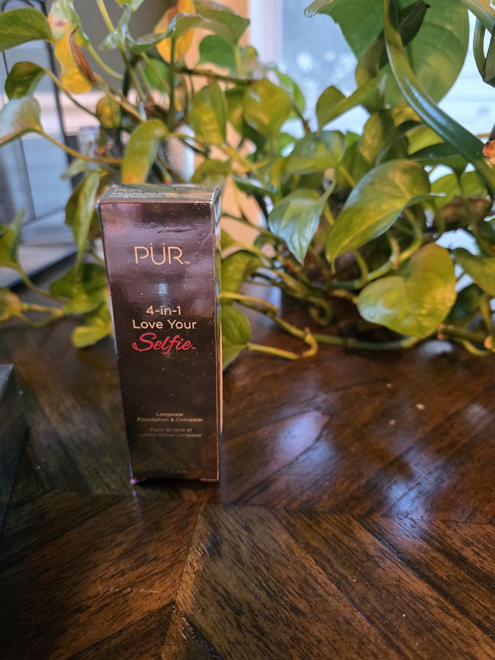 PUR 4-in-1 Love Your Selfie Longwear Foundation & Concealer - Black Packaging